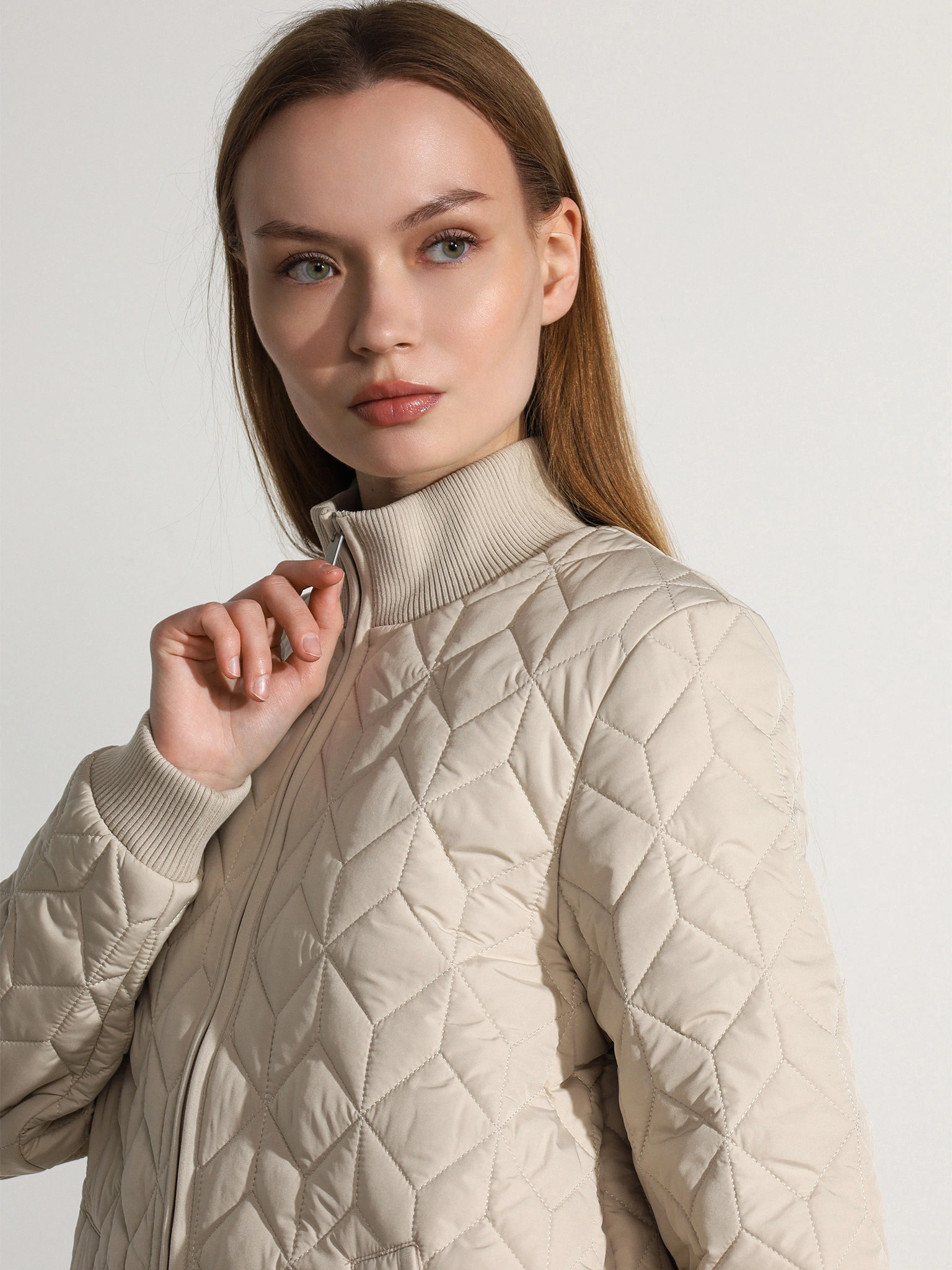 Пальто стеганое светло-бежевого цвета прямого кроя